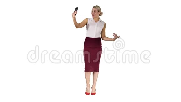 走路的女人在白色背景下用智能手机打视频电话视频的预览图