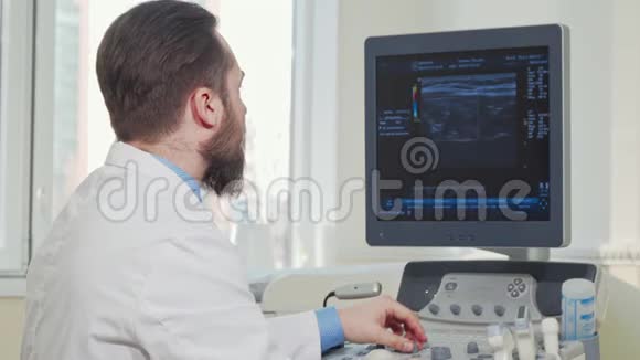 男性医生检查病人的超声波扫描结果视频的预览图
