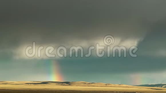 西藏的日落乌云和彩虹的流逝视频的预览图