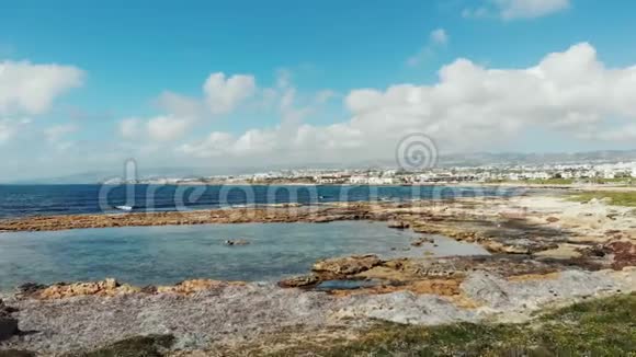 无人机拍摄的波浪海和平静的海湾山脉和城市的背景海湾海水清澈视频的预览图