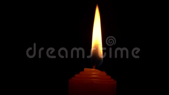 烛光红烛在黑暗中燃烧视频的预览图