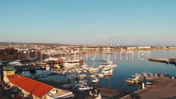 帕福斯市码头和船只游艇和渔船的鸟瞰图视频的预览图