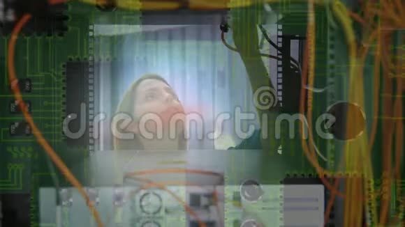 有电路板背景的女人在服务器上工作视频的预览图