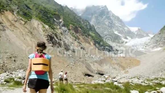 女游客去山上爬山相机移动视频的预览图