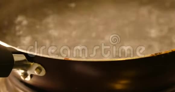 用大气泡和蒸汽在平底锅中煮沸视频的预览图