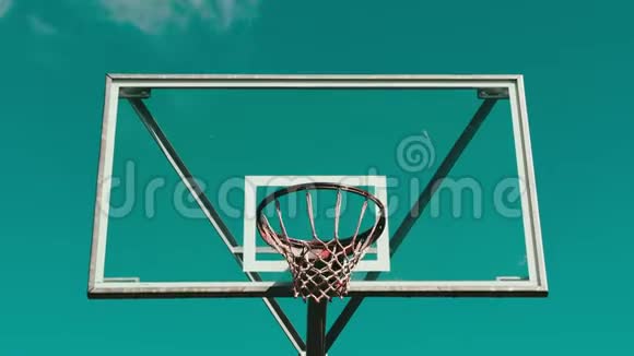 篮球篮对抗蓝色多云的天空视频的预览图