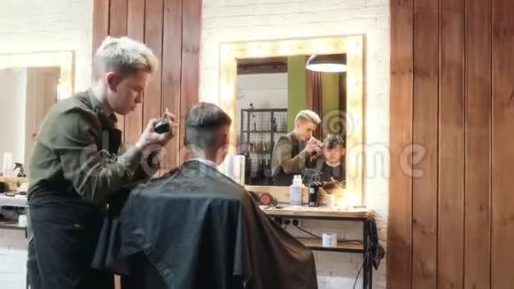 理发师用剪发器剪男孩头发视频的预览图