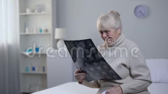 护士支持哭泣的老女人看脑伦琴致命的诊断视频的预览图
