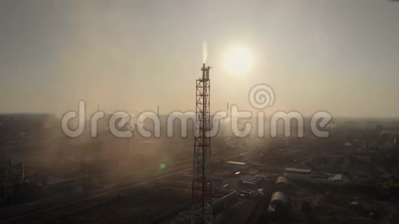 空中观景框架内是化学工业综合体许多工厂的烟囱喷出烟雾大气污染视频的预览图