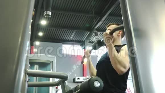 年轻男性健美运动员在健身房锻炼手臂和背部肌肉视频的预览图