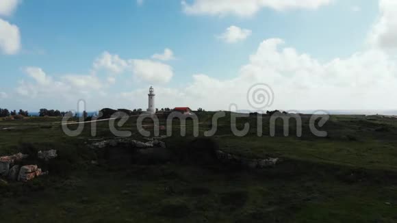 无人机拍摄的灯塔近海与城市背景塞浦路斯岛帕福斯视频的预览图
