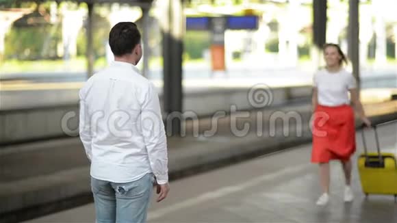 年轻夫妇在火车站再次相遇女孩跑去见她的男朋友视频的预览图