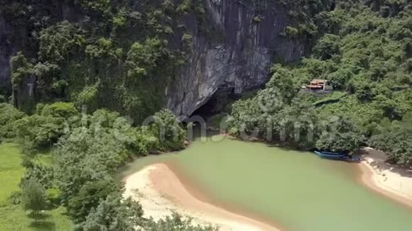 山顶洞窟和寺庙的平静河流鸟瞰视频的预览图