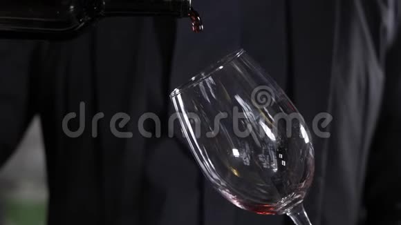 酒从瓶子里倒进酒吧的玻璃杯视频的预览图