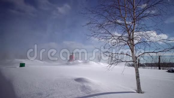 降落直升机MI2在积雪的直升机停机坪上视频的预览图