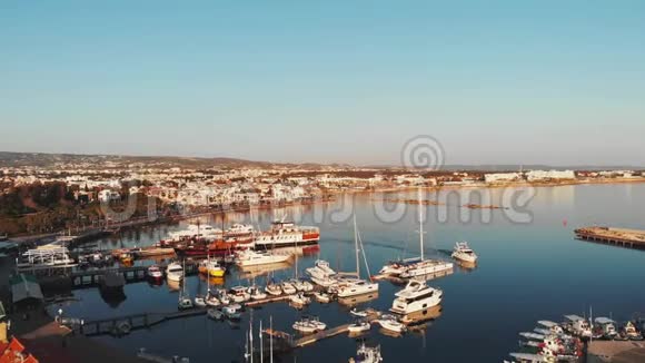 城市港湾码头码头的无人机景船从海上航行船和游艇停在码头附近视频的预览图