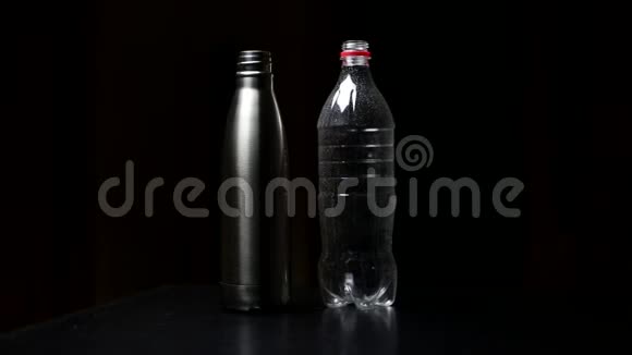 黑色背景下可重复使用的钢制热瓶视频的预览图