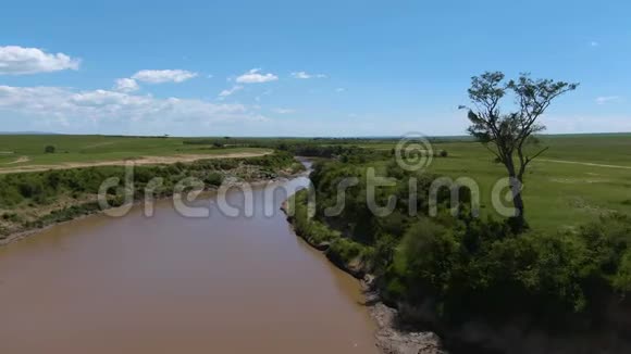 白天在非洲大草原和河流的惊人无人机射击视频的预览图