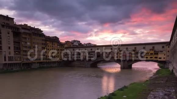 意大利佛罗伦萨维奇奥桥日落时分视频的预览图