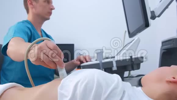 男性医生在临床上对女性进行腹部超声诊断视频的预览图