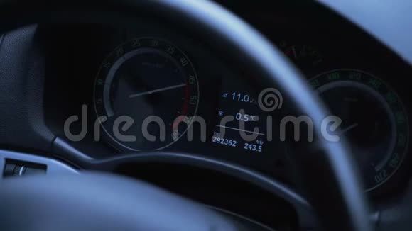 车里的现代导航栏箭头速度指示器滚动过来4K视频的预览图