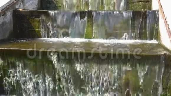 污染的人造瀑布在公园里视频的预览图