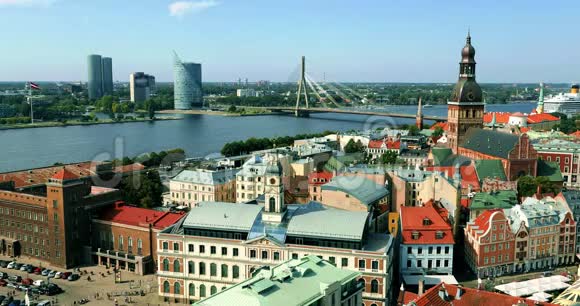 鸟瞰里加老城到达加瓦河拉脱维亚视频的预览图