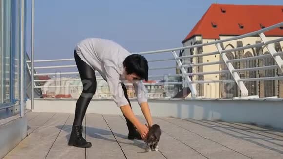 一个女人牵着一只猫走在他身边视频的预览图