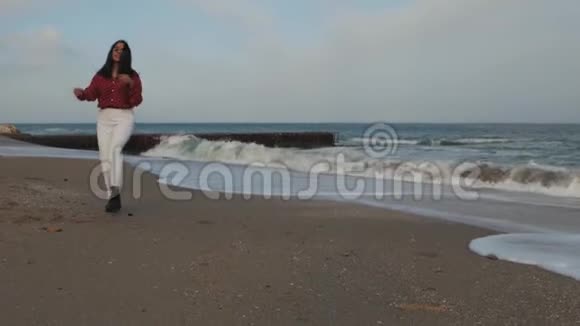 亚洲女孩去海边的沙滩视频的预览图