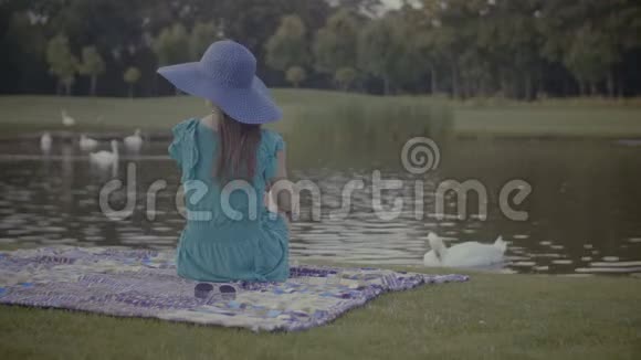 在公园里享受大自然的时髦女人视频的预览图