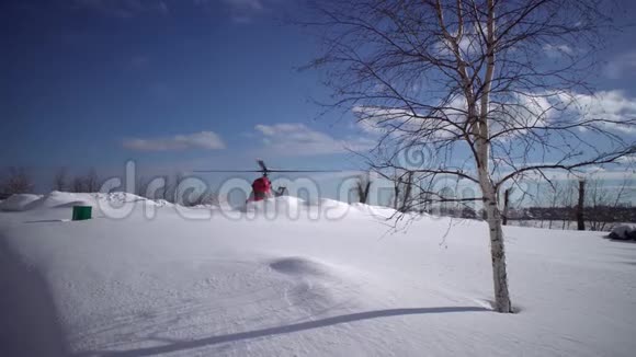 降落直升机MI2在积雪的直升机停机坪上视频的预览图