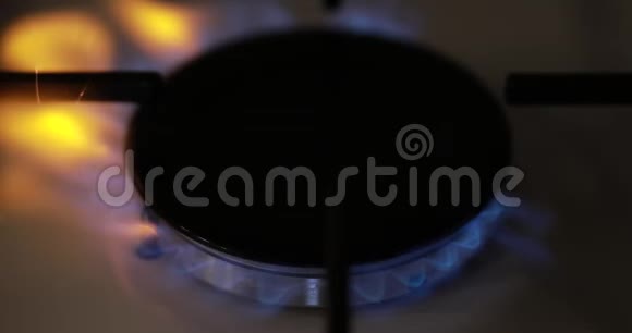 在厨房炉子上点燃天然气视频的预览图