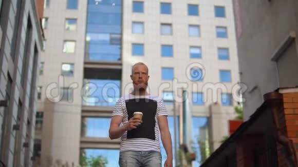 有胡子的时髦男人走在街上视频的预览图