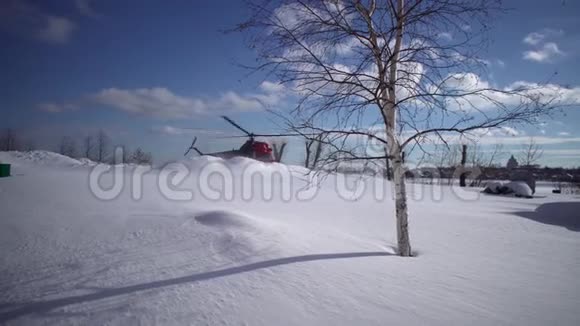 降落直升机MI2在积雪的直升机停机坪上视频的预览图