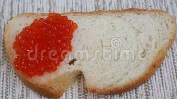 用红鱼子酱准备三明治红鱼子酱用菜刀涂抹在一片白面包上视频的预览图