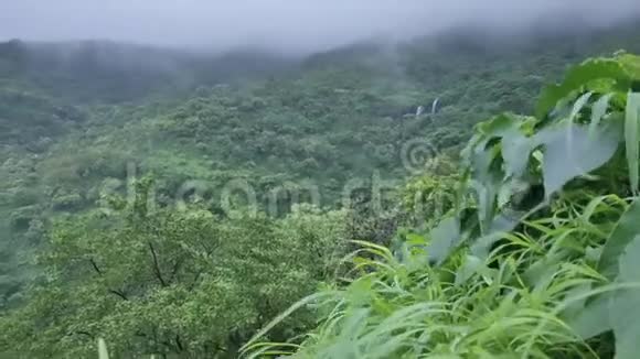 雨季有雾的美丽的山景视频的预览图