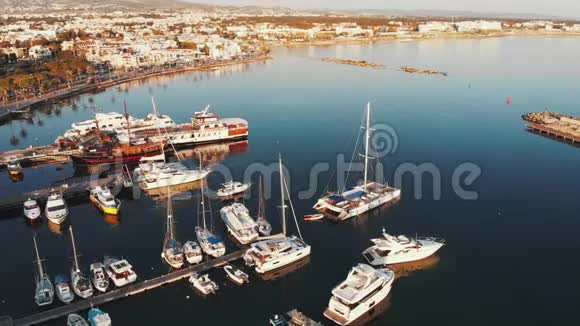 码头和帆船渔夫船和摩托艇漂浮在码头海湾的空中俯视岛屿城市帕福斯背景视频的预览图