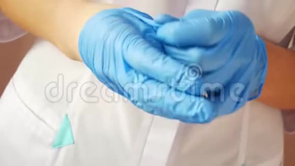 特写镜头显示医生双手女医生脱下手套视频的预览图
