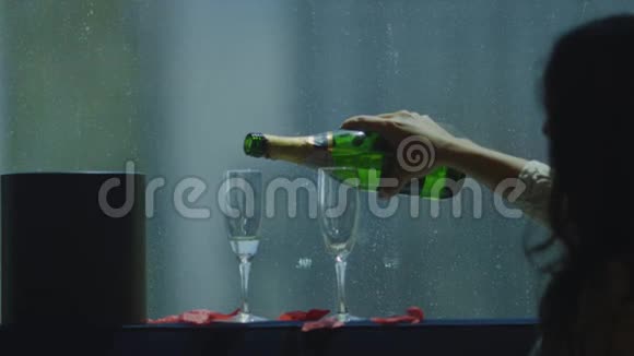 新娘在两杯中缓慢地倒入香槟视频的预览图