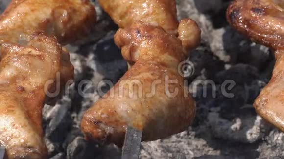 炭火烤架上金属串烧鸡视频的预览图