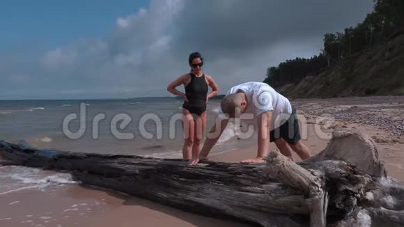 在海边做俯卧撑的人视频的预览图