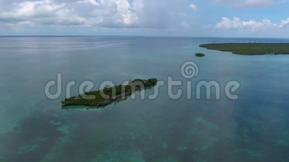 无人驾驶飞机在印度洋的两个孤岛上视频的预览图