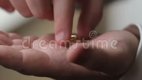 新郎手里拿着结婚戒指新郎穿着白色西装新郎拿着结婚戒指新郎手拿着戒指视频的预览图