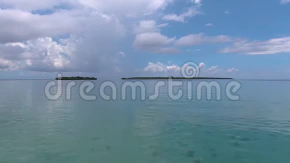 无人驾驶飞机飞过印度洋的两个孤岛视频的预览图