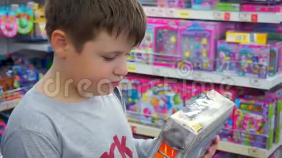 男孩1012岁选择玩具儿童玩具店视频的预览图