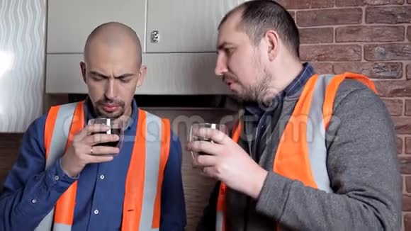 男工程师首先穿着特殊的衣服喝咖啡然后交流视频的预览图
