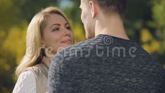 幸福的女人戴着漂亮的耳环拥抱男人男人送的珠宝视频的预览图