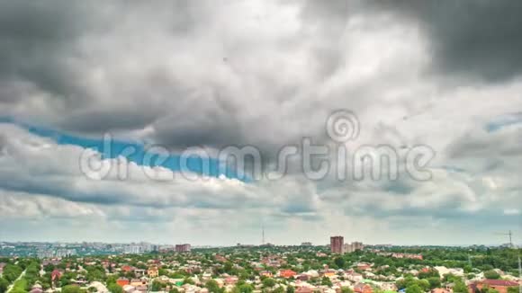 时光流逝唐上罗斯托夫城的房子上空乌云密布视频的预览图