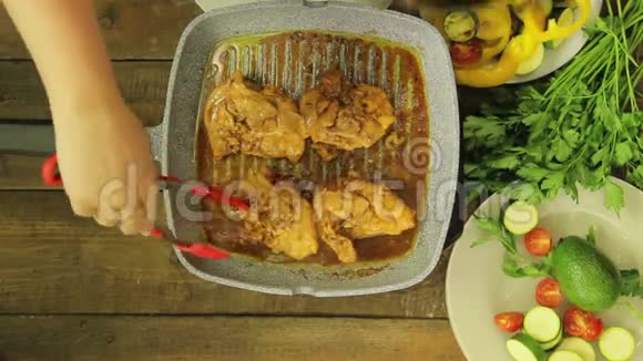 女用手在烤盘里搅拌鸡片视频的预览图