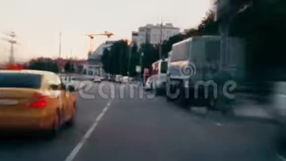 从移动的汽车上超移视图POV莫斯科一天的时间令人惊叹的建筑视频的预览图